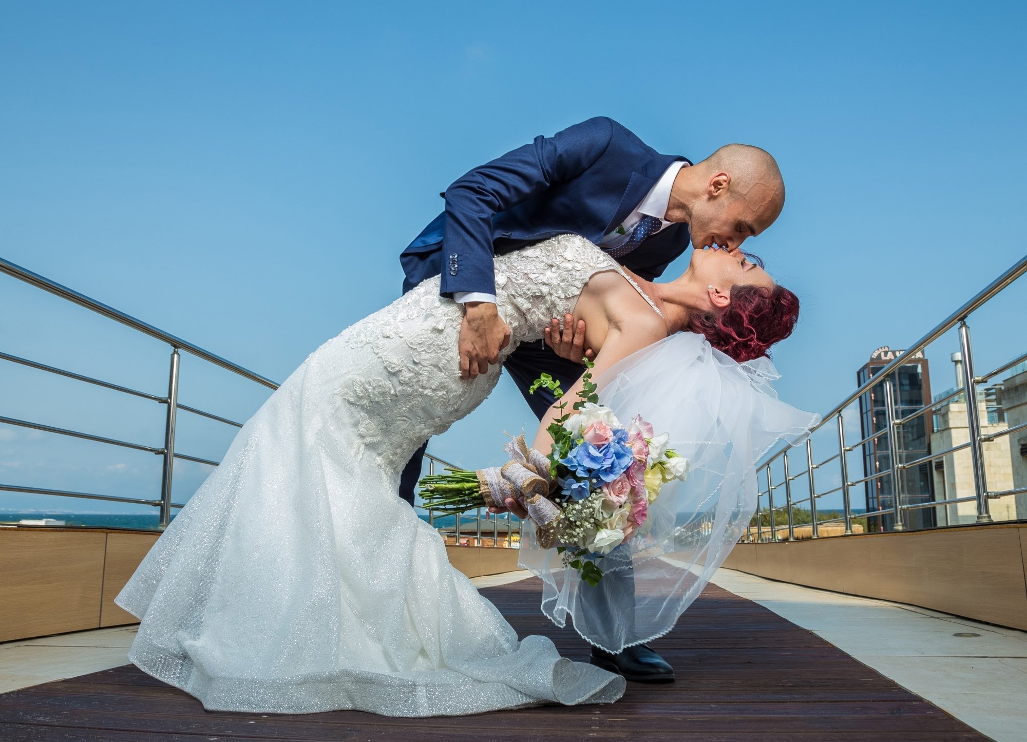 портфолио сватбена фотосесия букет и целувка