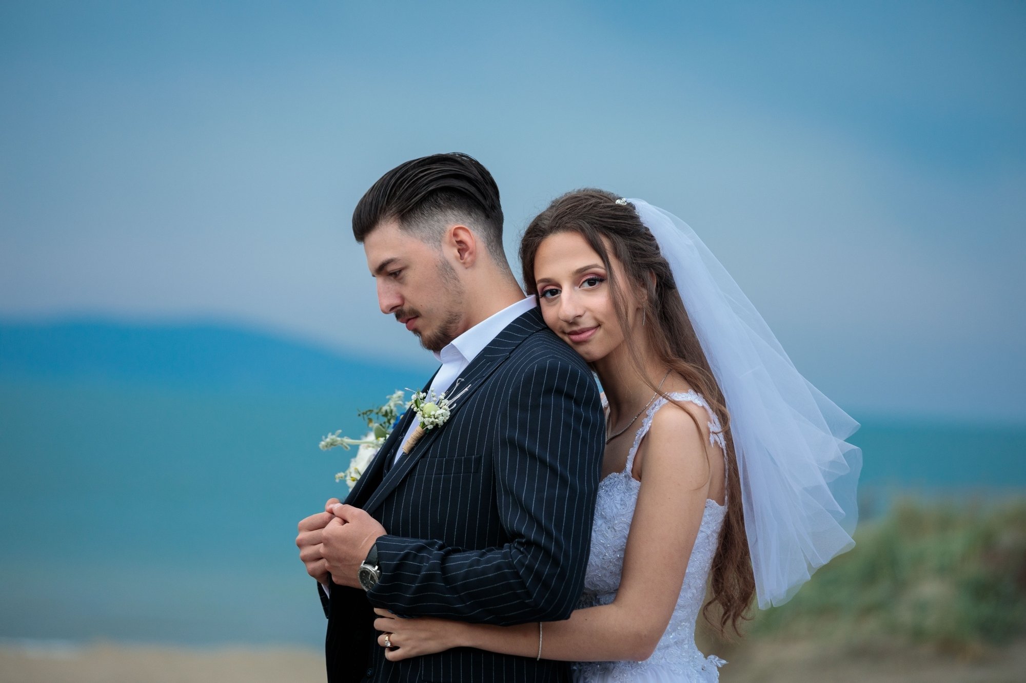 портфолио сватбена фотосесия двойка с прегръдка
