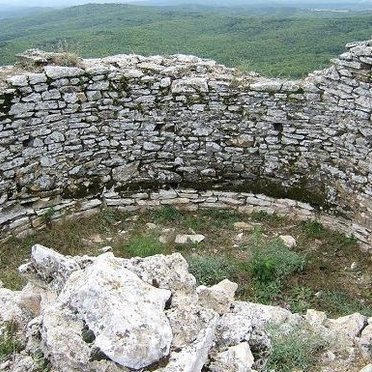 Средновековна крепост "Лютица" | БАЛАБАНОВАТА КЪЩА