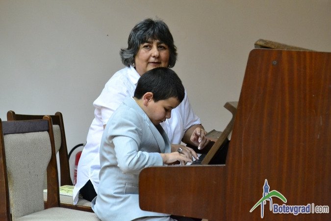 Школа по пиано, акордеон, китара и духови инструменти