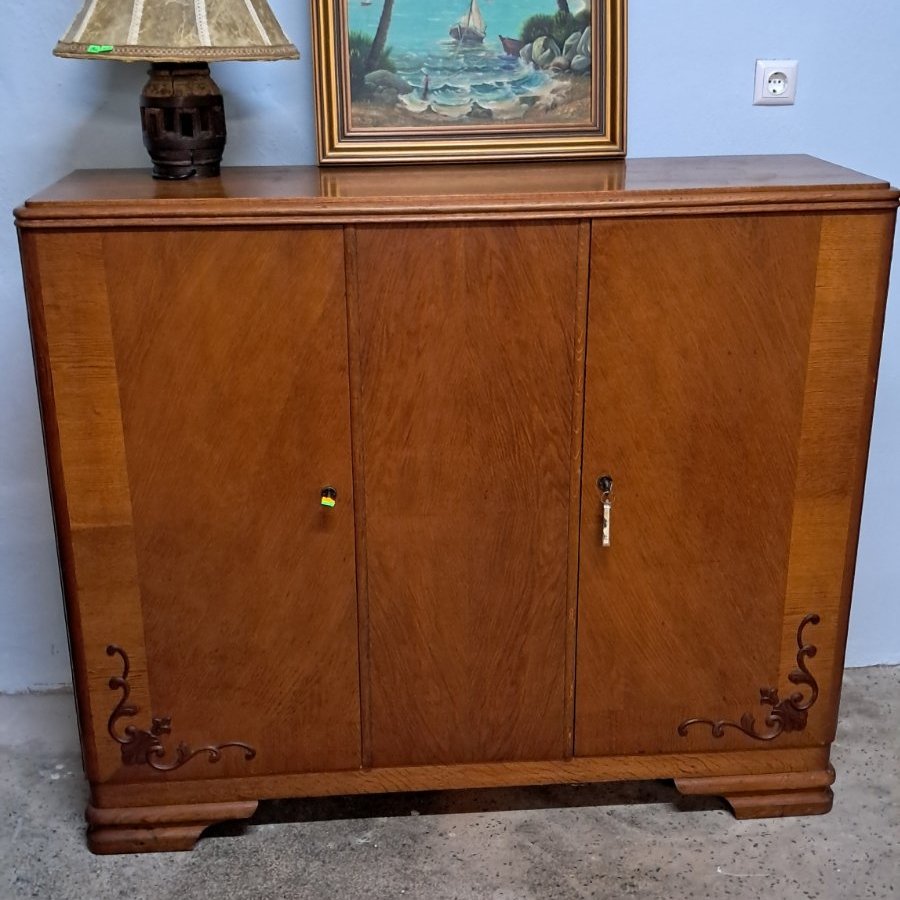 шкафове и витрини от дърво втора употреба